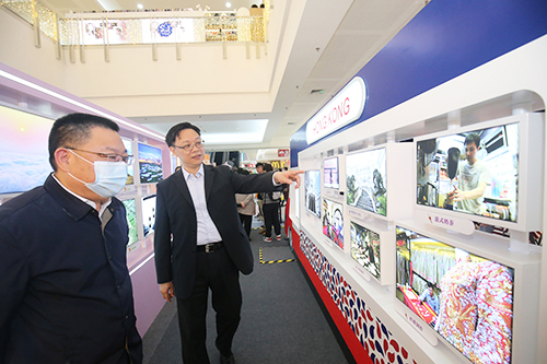 林景富向刘金柱主任介绍展出图片