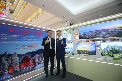 林景富陪同陈又诚会长参观展览