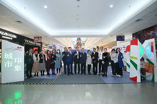 一众嘉宾祝贺图片展正式开展