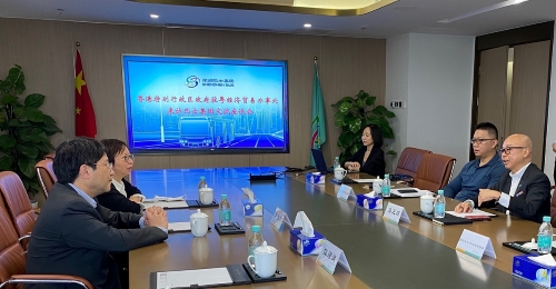 驻粤办主任陈选尧(左一)与驻深圳联络处主任邓秀娴(左二)与深圳巴士集团副总经理马正源(右一)会面，了解深圳巴士集团的运作
