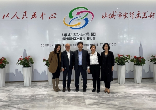 (左起)深圳巴士集团国际业务与品牌管理部部长廖茗钰、副总经理马正源、驻粤办主任陈选尧、驻深圳联络处主任邓秀娴和国际业务与品牌管理部高级业务主任郭雪梅