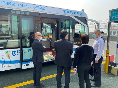 深圳市海梁科技有限公司董事长胡剑平博士(右一)介绍无人驾驶巴士技术