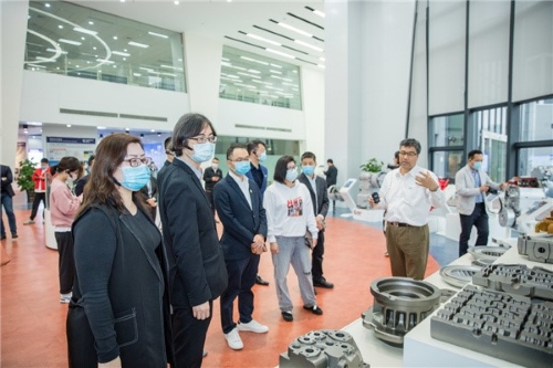 柳工集團代表向吳嘉俊主任及潘家穰會長介紹公司情況