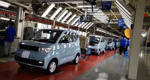 上汽通用五菱工廠新能源汽車組裝流水線