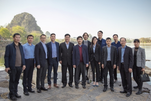 駐粵辦主任陳選堯（前排左六）與桂林市港澳辦及“兩江四湖”指揮部代表考察“兩江四湖”水質改造成果