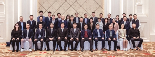 駐粵辦主任陳選堯（前排左七）、桂林市委常委、市人民政府副市長沈威虎（前排左六）、自治區港澳辦副主任宋海軍（前排左五）、駐廣西聯絡處主任吳嘉俊（前排左四）、中國香港（地區）商會—廣西會長潘家穰（前排左二）、與桂林市政府代表及考察團成員合影