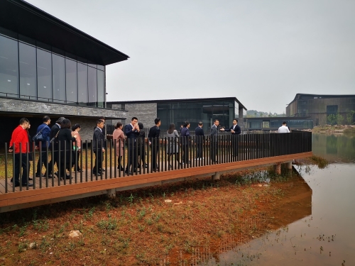 溢達大使向各位考察團成員介紹十如項目