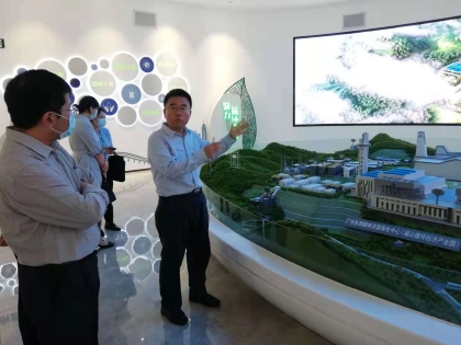 福山循环经济产业园代表向陈选尧介绍园区运作