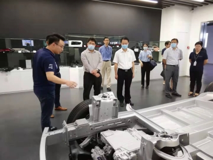 小鹏汽车代表向陈选尧介绍智能电动汽车的生产过程及先进技术