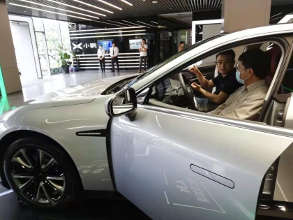 小鹏汽车代表向陈选尧介绍智能电动汽车的生产过程及先进技术