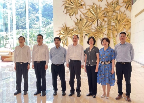 陳選堯（左三）、江門市委書記陳岸明（左四），江門市長吳曉暉（右三）、江門市副市長蔡德威（左一）、江門市委常委、秘書長劉傑（左二），駐粵辦副主任蘇紫賢（右二）和岑振忠（右一）會面後合影