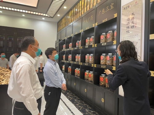 陳選堯（中）、陳岸明（左一）聆聽關於陳皮製作方法和陳皮的益處