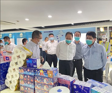 陳選堯（右一）、陳岸明（中）瞭解企業生產的多種類產品