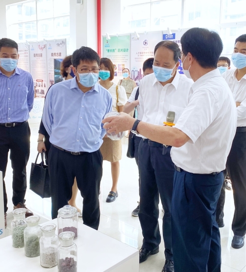 陳選堯（左一）、陳岸明（左二）查看廢物處理公司展出的樣品