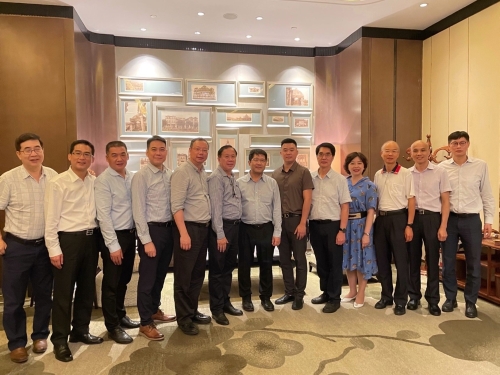 陳選堯（右七）、蘇紫賢（右四）、岑振忠（左四）與港商和香港創業代表