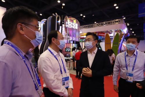 香港貿發局中國內地總代表鍾永喜（右二）向國務院港澳辦交流司司長吳煒（左二）、廣西港澳辦副主任宋海軍（左一）及駐廣西聯絡處主任王卓然介紹香港館