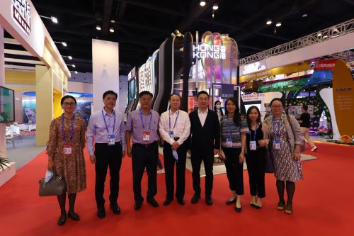 吳煒（左四）、宋海軍（左三）、王卓然（左二）、鍾永喜（右四）一行在香港館前合照