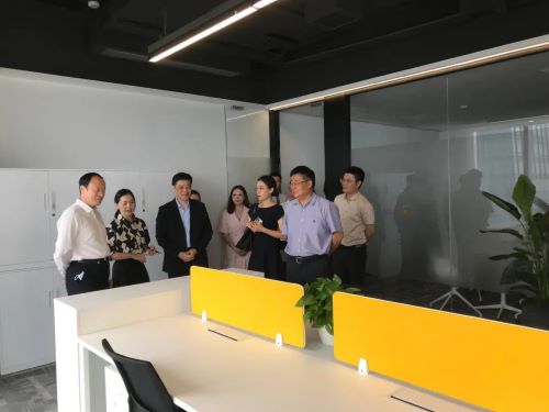 吳煒（左一）、宋海軍（前排右一）和王卓然（左三）瞭解香港青年（內地）創業服務中心的運作