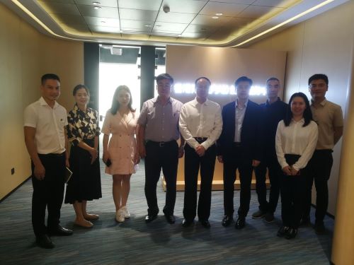 吳煒（左五）、宋海軍（左四）、王卓然（右四）和廣西香港商會副會長張琰（左三）、商會代表及工作人員在香港青年（內地）創業服務中心合照