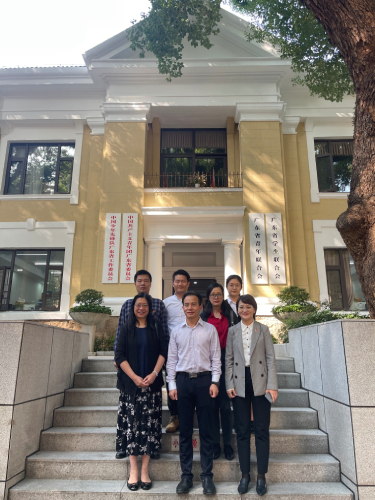 驻粤办副主任白梅霞（前排左一）与共青团广东省委员会副书记、广东省青年联合会主席梁均达（前排左二）；共青团广东省委员会学校部部长、广东省学生联合会秘书长饶玲（前排右一）；广东省学生联合会执行主席张春光（后排左二）和潘麒羽（后排右一）合照