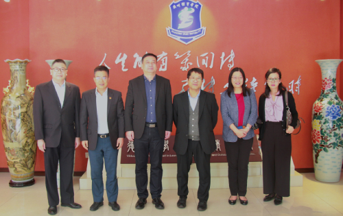 駐粵辦一行與廣州體育學院副校長胡敏（左三）、校辦主任、宣傳部部長張育方（左二）和校港澳台辦主任馮政（左一）合影