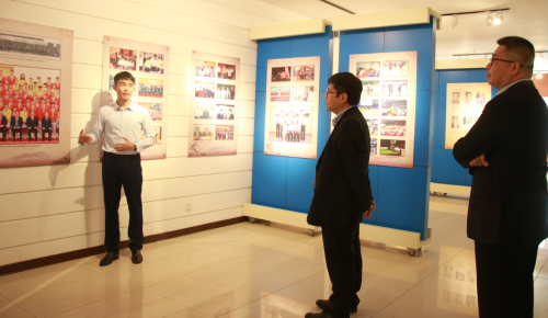 駐粵辦主任陳選堯（右二）參觀校史館