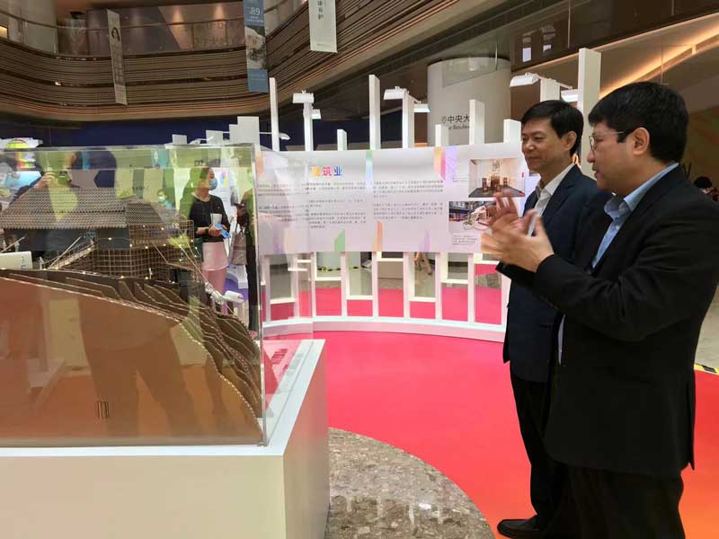 駐粵辦主任陳選堯（右一）向中聯辦深圳聯絡部主任羅育渺介紹香港創意産業概况。駐深圳聯絡處主任鄧秀嫻（左一）陪同