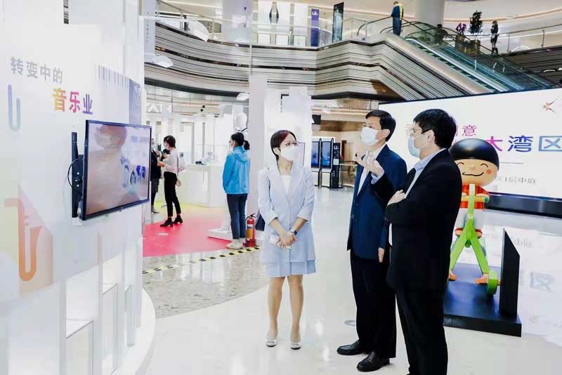 駐粵辦主任陳選堯（右一）向中聯辦深圳聯絡部主任羅育渺介紹香港創意産業概况。駐深圳聯絡處主任鄧秀嫻（左一）陪同