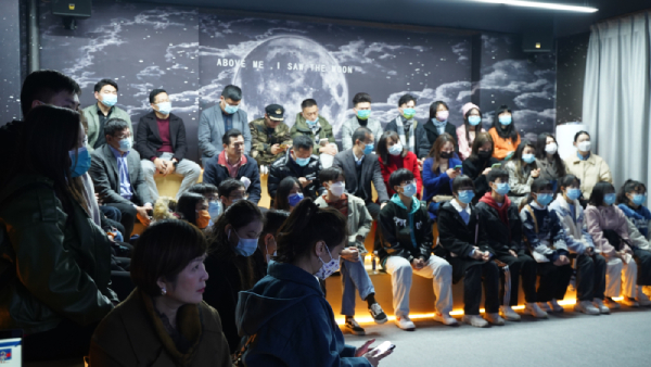 桂港青年在腾讯短视频直播南宁东盟运营中心听取负责人讲解