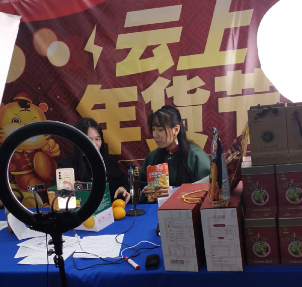 在桂香港学生甘贝加（右）初次体验“直播带货”