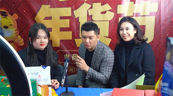 在桂工作的港青在体验线上直播