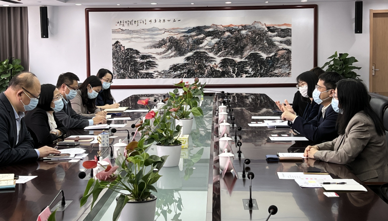 驻粤办主任陈选尧（右二）向广州市文化广电旅游局党组书记、局长刘瑜梅（左二）介绍今年的主要活动