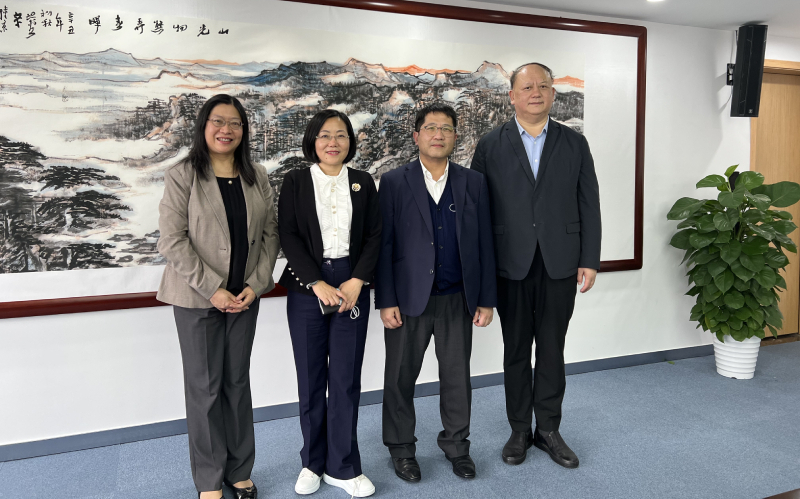 陈选尧（右二）和驻粤办副主任白梅霞（左一）与刘瑜梅（左二）和广州市文化广电旅游局一级调研员（市管干部）朱红兵合照