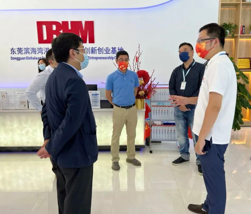東莞濱海灣港澳青年之家創新創業基地負責人黃巨集波（右一）向陳選堯（左一）介紹基地運作