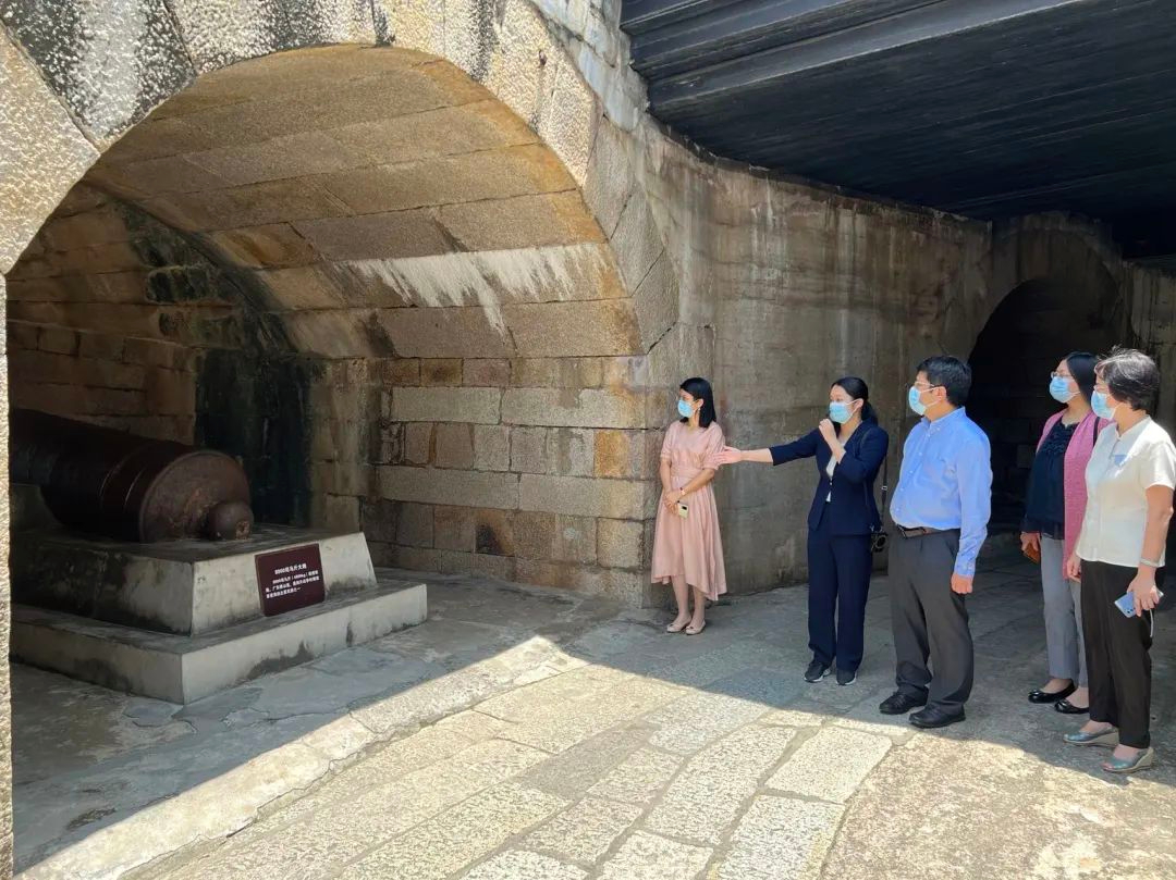 陳選堯（左三）在黃慧紅（右一）陪同下參觀虎門炮台舊址