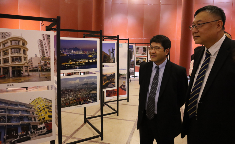 陳選堯(左)與雲南省港澳辦副主任郝昆參觀圖片展