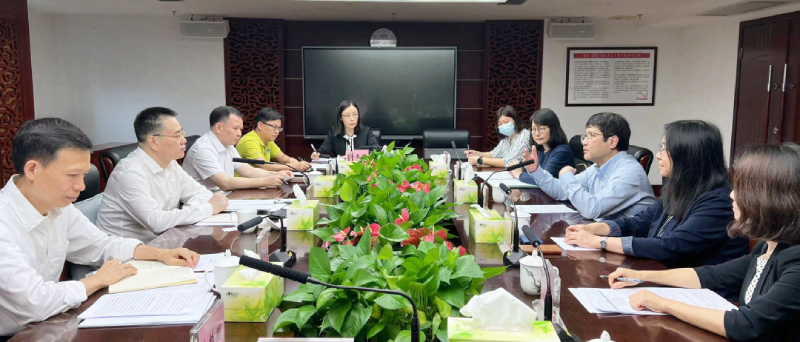 驻粤办主任陈选尧（右三）与广东省文化和旅游厅党组书记、厅长李斌（左二）会面交流