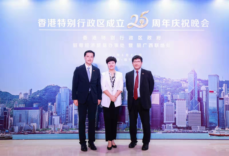 现场气氛热闹，出席嘉宾全情投入、相互祝贺。晚会成功凝聚桂港两地深厚的情谊。