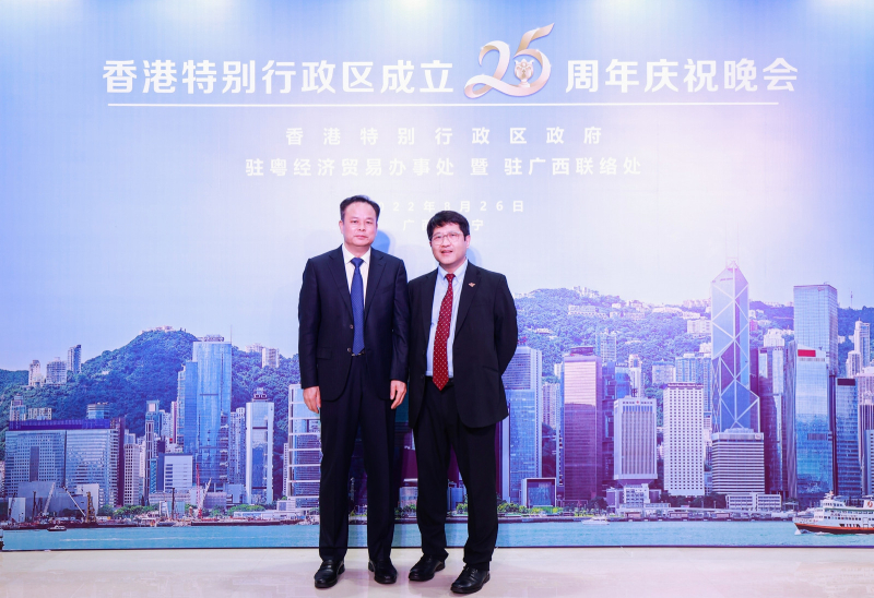 现场气氛热闹，出席嘉宾全情投入、相互祝贺。晚会成功凝聚桂港两地深厚的情谊。