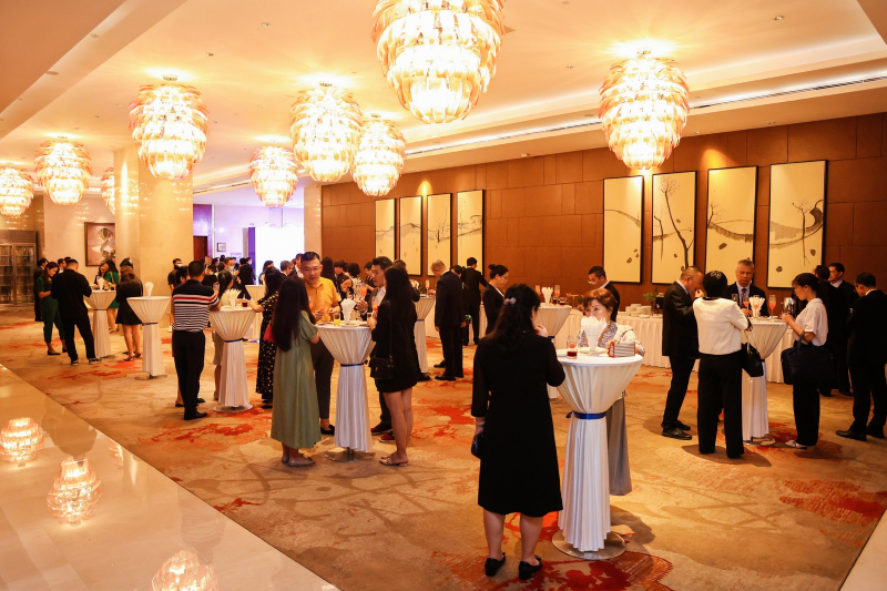 现场气氛热闹，出席嘉宾全情投入、相互祝贺。晚会成功凝聚桂港两地深厚的情谊。