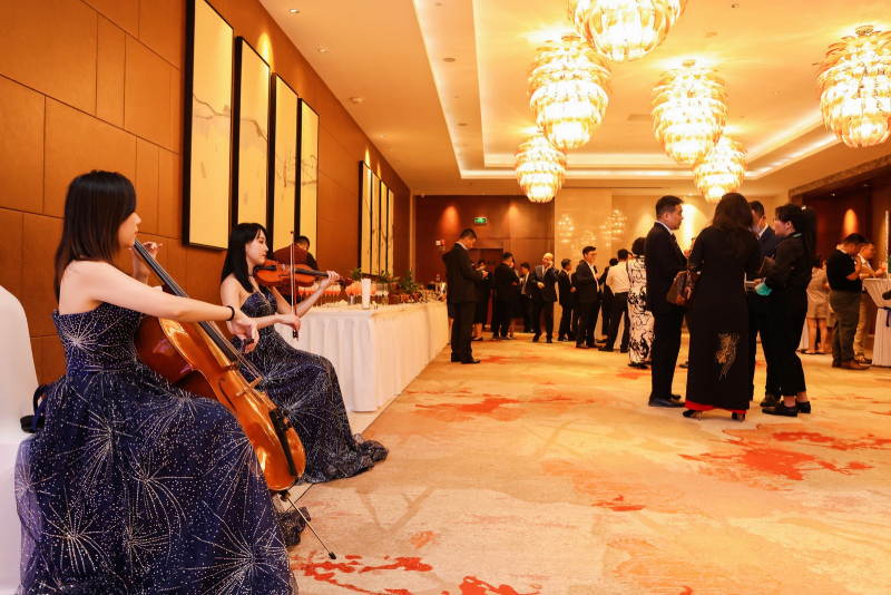 现场气氛热闹，出席嘉宾全情投入、相互祝贺。晚会成功凝聚桂港两地深厚的情谊。