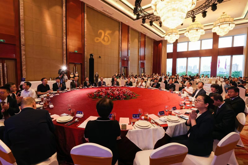 现场气氛热闹，出席嘉宾全情投入、相互祝贺。晚会成功凝聚桂港两地深厚的情谊。