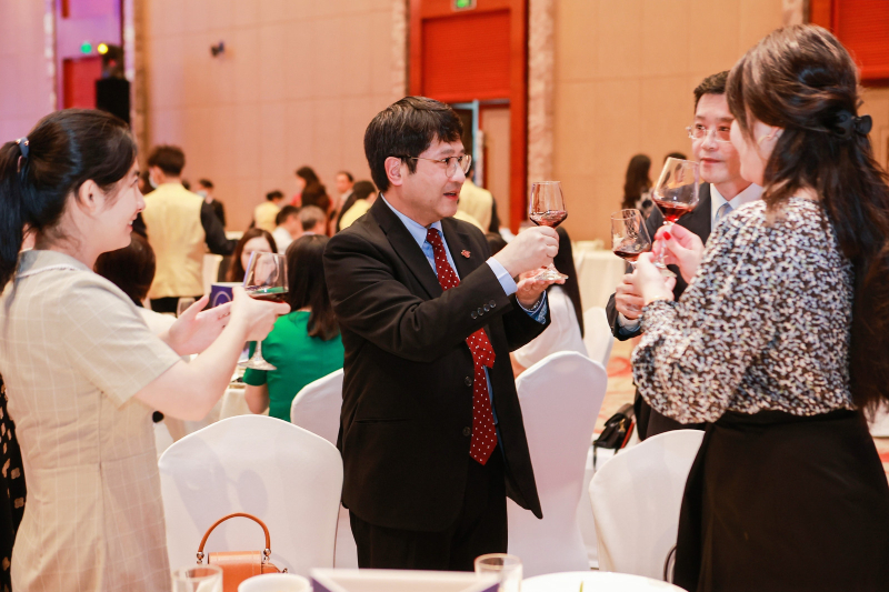 现场气氛热闹，出席嘉宾全情投入、相互祝贺。晚会成功凝聚桂港两地深厚的情谊。