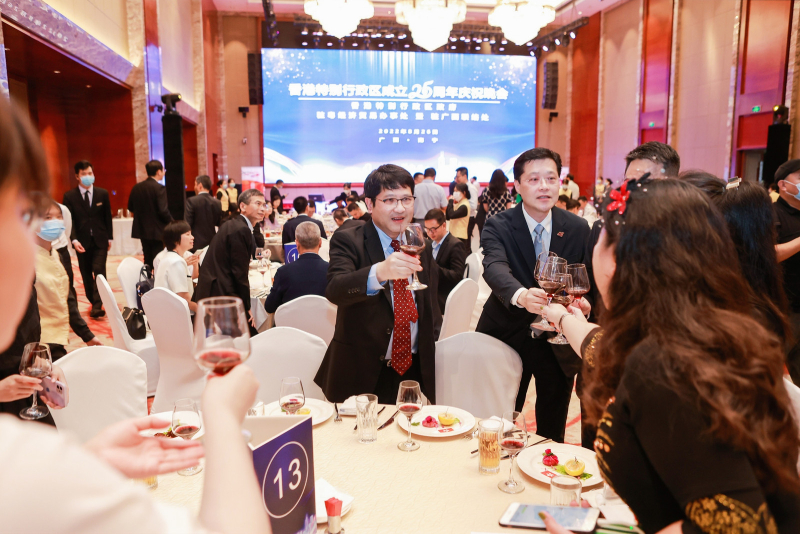 现场气氛热闹，出席嘉宾全情投入、相互祝贺。晚会成功凝聚桂港两地深厚的情谊。