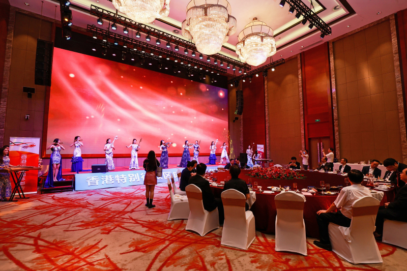 现场气氛热闹，出席嘉宾全情投入、相互祝贺。晚会成功凝聚桂港两地深厚的情谊。