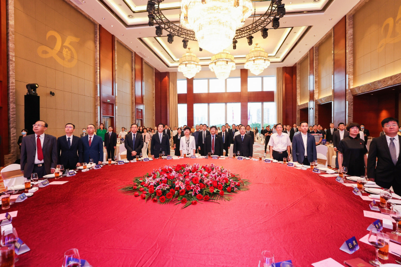 晚会以众嘉宾一同回顾今年7月1日在香港特区政府在金紫荆广场举行升旗仪式和奏国歌的盛况作序幕。