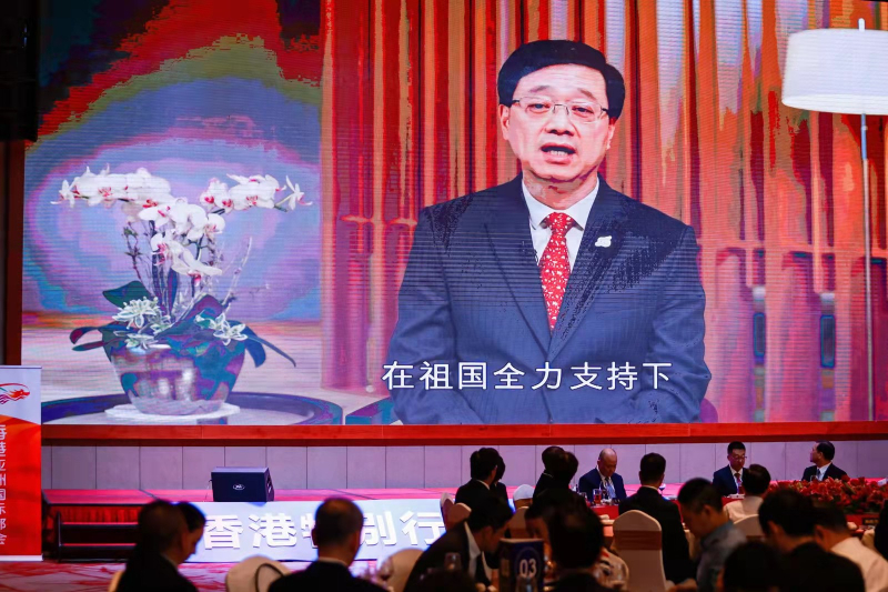 香港特别行政区行政长官李家超先生在晚会上视频致辞时表示，香港特别行政区成立二十五年以来，在祖国全力支持下，在特区政府和社会各界共同努力下，「一国两制」在香港取得举世公认的成功。未来五年是香港由治及兴的关键时期，特区政府会务实有为，发展经济，改善民生，积极融入国家发展大局，全面提升国际竞争力，团结各界，同为香港开新篇。