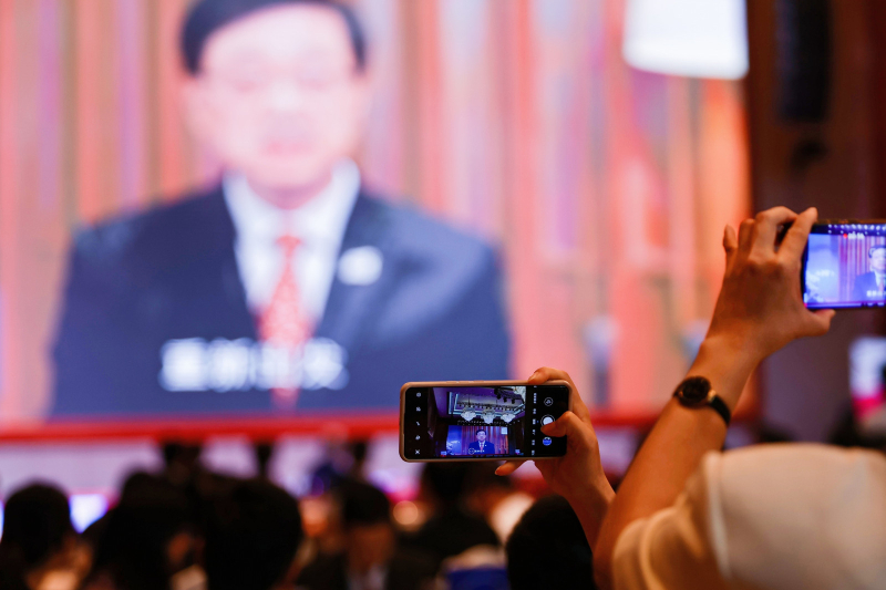 香港特别行政区行政长官李家超先生在晚会上视频致辞时表示，香港特别行政区成立二十五年以来，在祖国全力支持下，在特区政府和社会各界共同努力下，「一国两制」在香港取得举世公认的成功。未来五年是香港由治及兴的关键时期，特区政府会务实有为，发展经济，改善民生，积极融入国家发展大局，全面提升国际竞争力，团结各界，同为香港开新篇。