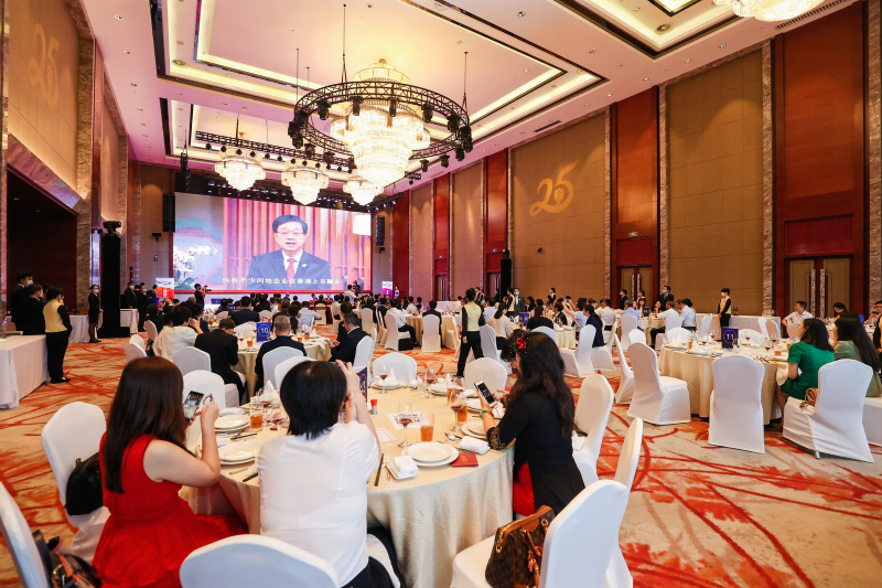 香港特别行政区行政长官李家超先生在晚会上视频致辞时表示，香港特别行政区成立二十五年以来，在祖国全力支持下，在特区政府和社会各界共同努力下，「一国两制」在香港取得举世公认的成功。未来五年是香港由治及兴的关键时期，特区政府会务实有为，发展经济，改善民生，积极融入国家发展大局，全面提升国际竞争力，团结各界，同为香港开新篇。