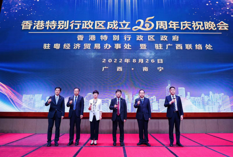 主礼嘉宾与宾客祝酒，共同祝愿我们的祖国繁荣昌盛。左起：王卓然、石东龙、蔡丽新、陈选尧、黄胜杰、及岑振忠。